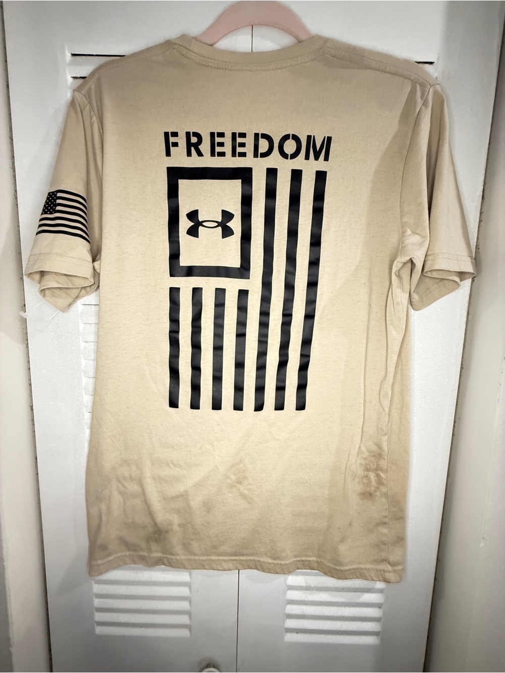 Under Armour Men’s Freedom Graphic Tee in Beige with Black Print